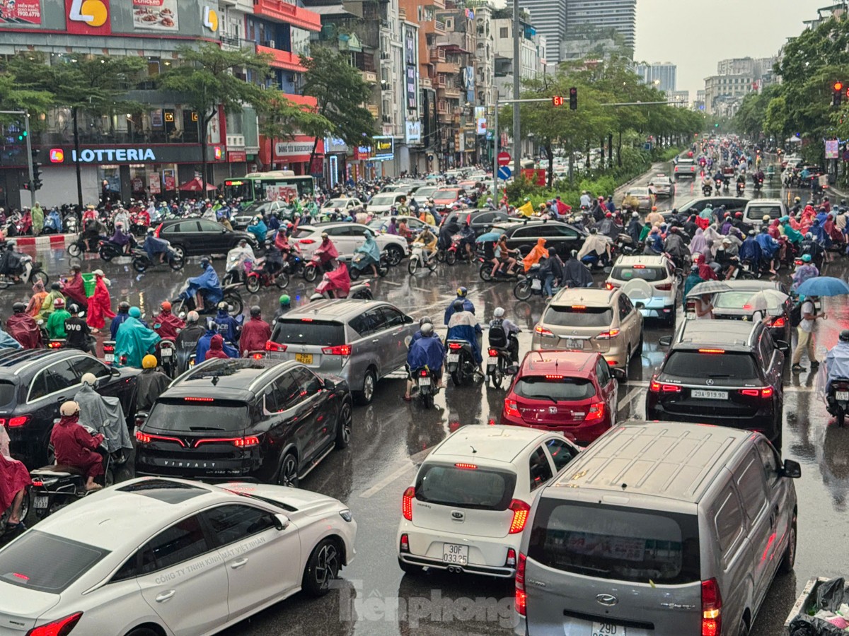 Người dân lại chật vật nhích từng mét trên đường giữa cơn mưa lớn giờ tan tầm-8