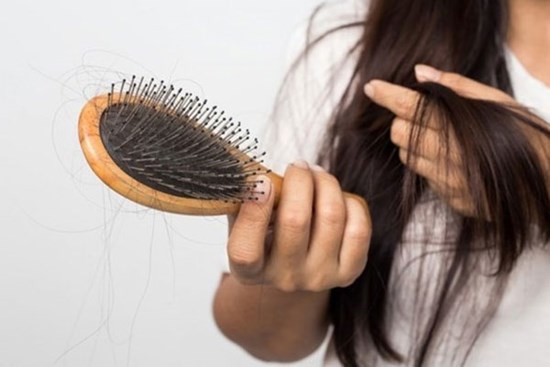 Mỗi ngày rụng cả nắm tóc là hiện tượng tự nhiên hay dấu hiệu bất thường?