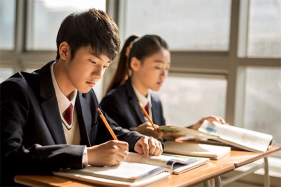 Quốc gia từng thuê 30.000 giáo viên Anh ngữ bản địa về dạy giờ ra sao?