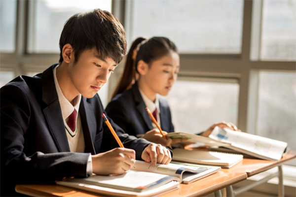 Quốc gia từng thuê 30.000 giáo viên Anh ngữ bản địa về dạy giờ ra sao?-1