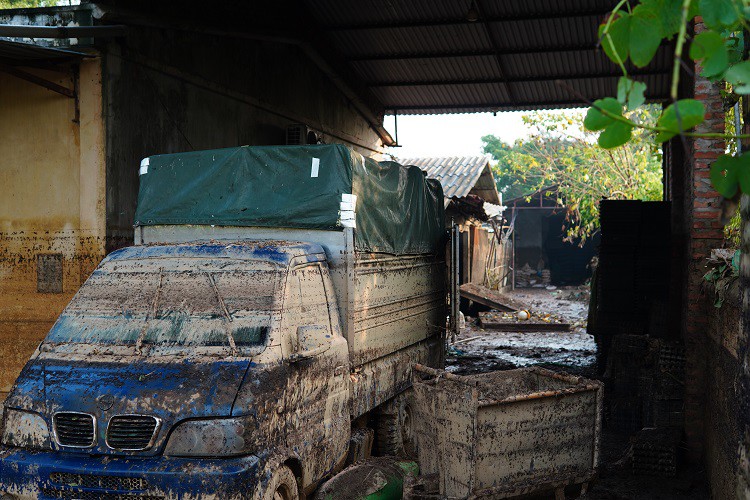 Xót xa trang trại gà còn lại sau lũ, lão nông Hà Nội mất trắng hàng chục tỷ đồng-5