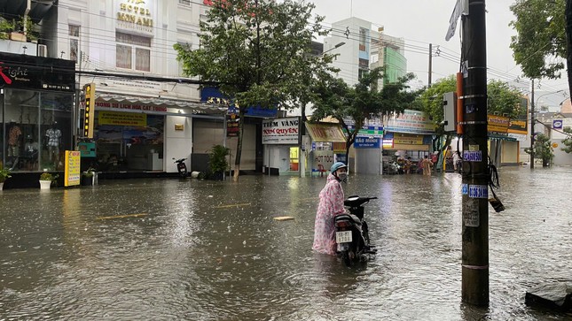 Mưa lớn kéo dài, nhiều nơi ở Phú Quốc chìm trong biển nước-2