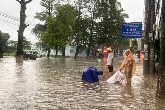 Mưa lớn kéo dài, nhiều nơi ở Phú Quốc chìm trong biển nước
