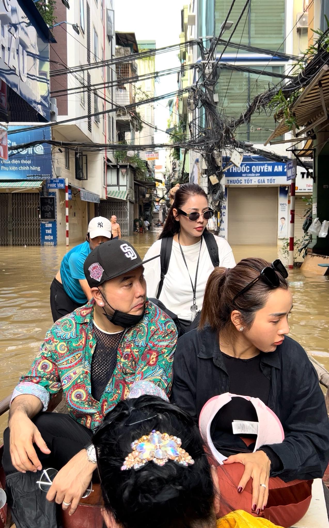 Tạm gác ồn ào từ thiện ở giữa trung tâm thành phố Hà Nội, vợ chồng ca sĩ Ưng Hoàng Phúc có cuộc sống hiện tại ra sao?-2