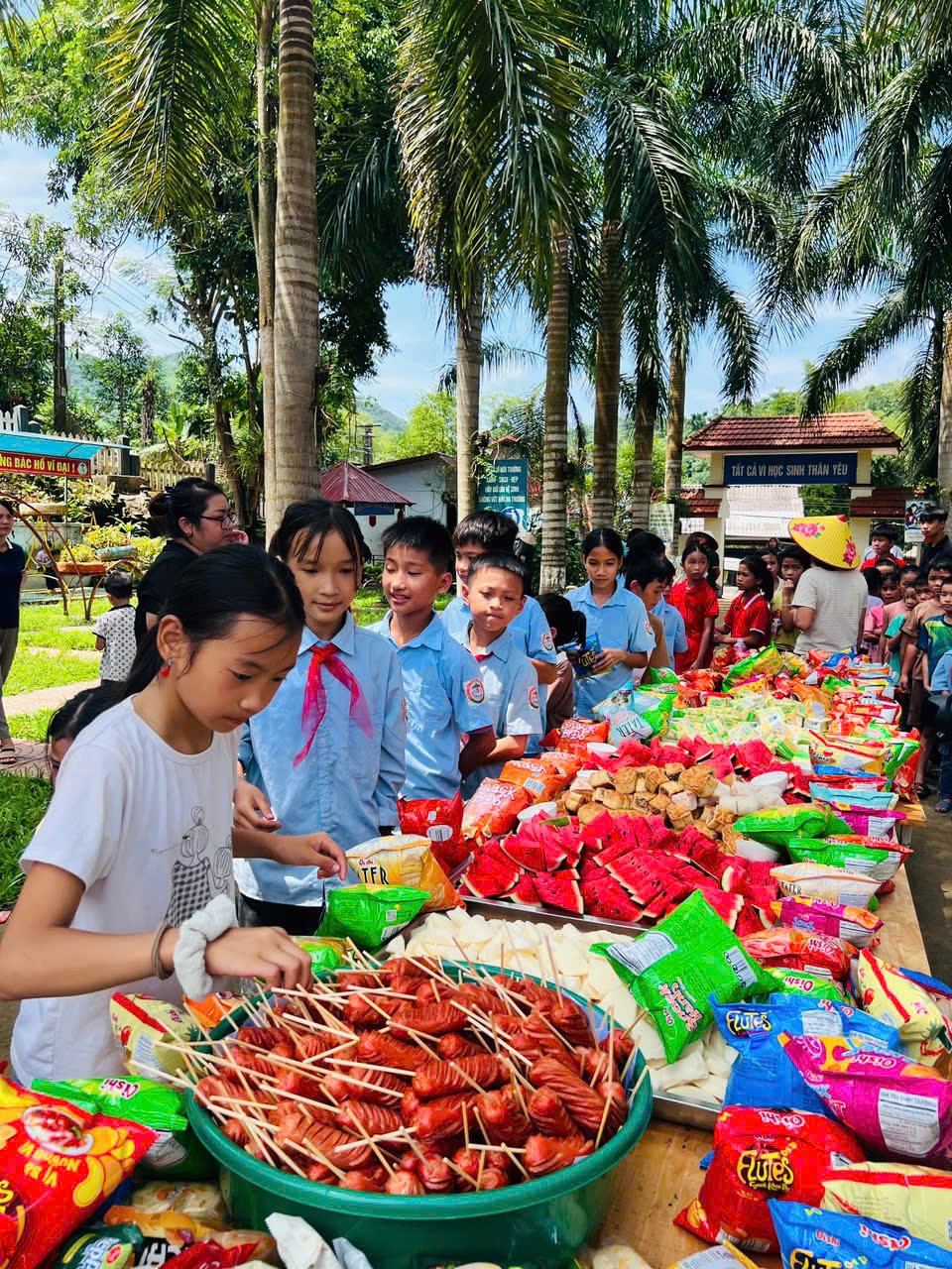 13 học sinh một trường tử vong sau trận lũ quét và những lớp học vắng chỗ-6