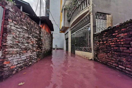 Truy nguồn gốc dòng nước đỏ quạch tràn vào khu dân cư ở Hà Nội