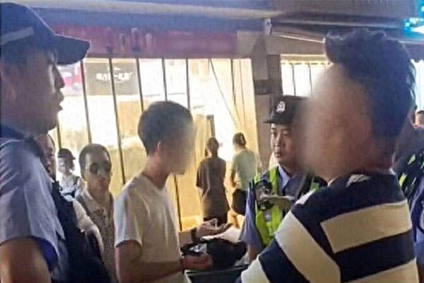 Đi cắt tóc bị chặt chém gần 14 triệu đồng, thiếu niên gọi cảnh sát giải cứu-1