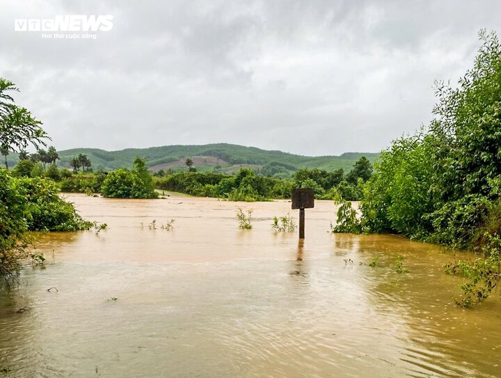 Miền Trung mưa trắng trời, cảnh báo nguy cơ lũ quét và sạt lở-2