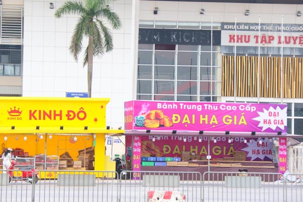 Hậu trung thu: Bánh nướng bánh dẻo đại hạ giá xuống phố, chỉ từ 10 nghìn đồng/chiếc-7