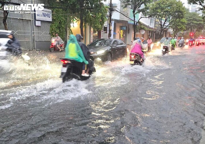 Áp thấp nhiệt đới chưa vào bờ, miền Trung nhiều nhà tốc mái, ngập nặng-5