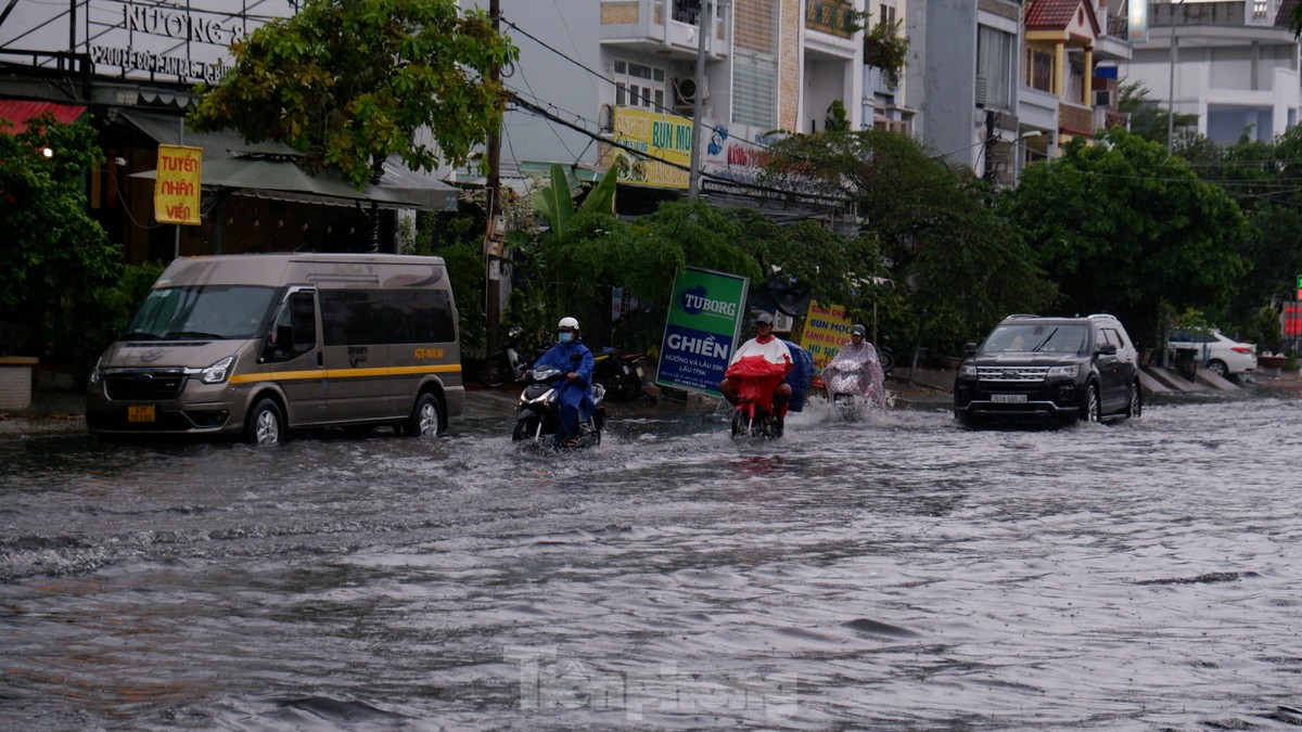 Mưa trắng trời, nhiều tuyến đường ở TP.HCM mênh mông nước-1