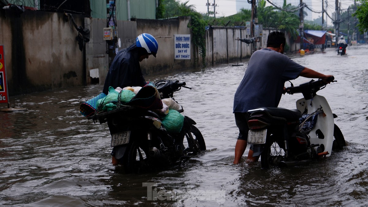 Mưa trắng trời, nhiều tuyến đường ở TP.HCM mênh mông nước-3