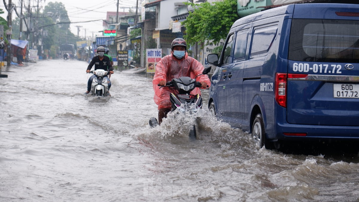 Mưa trắng trời, nhiều tuyến đường ở TP.HCM mênh mông nước-2