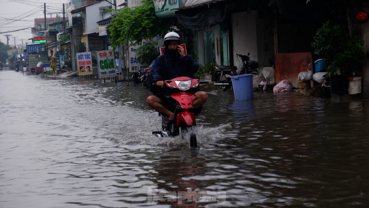 Mưa trắng trời, nhiều tuyến đường ở TP.HCM mênh mông nước-11