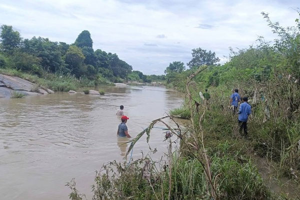 3 mẹ con ở Nghệ An bị lũ cuốn khi băng qua cầu tràn, người mẹ mất tích-2