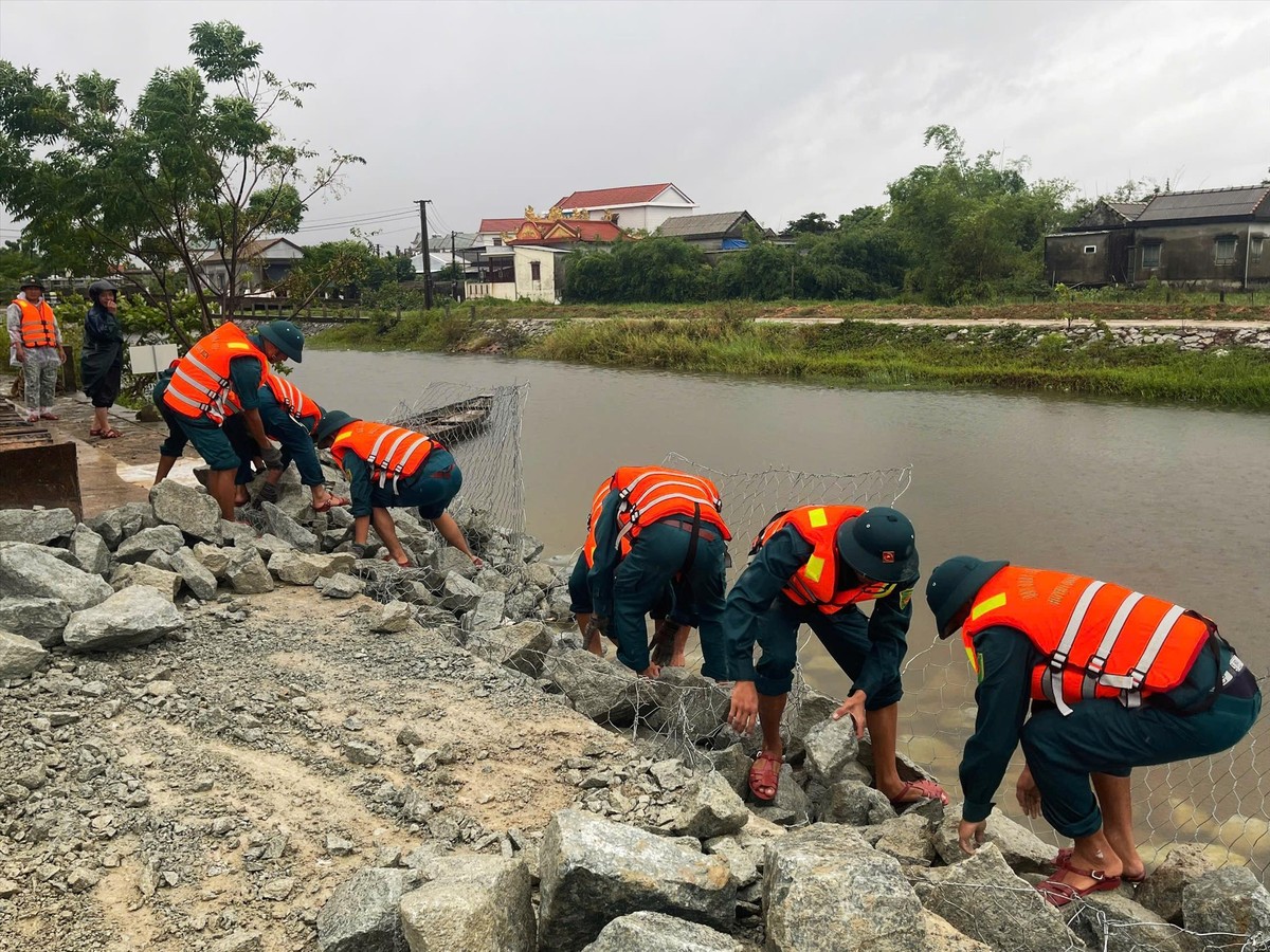 Chạy đua với bão số 4-1