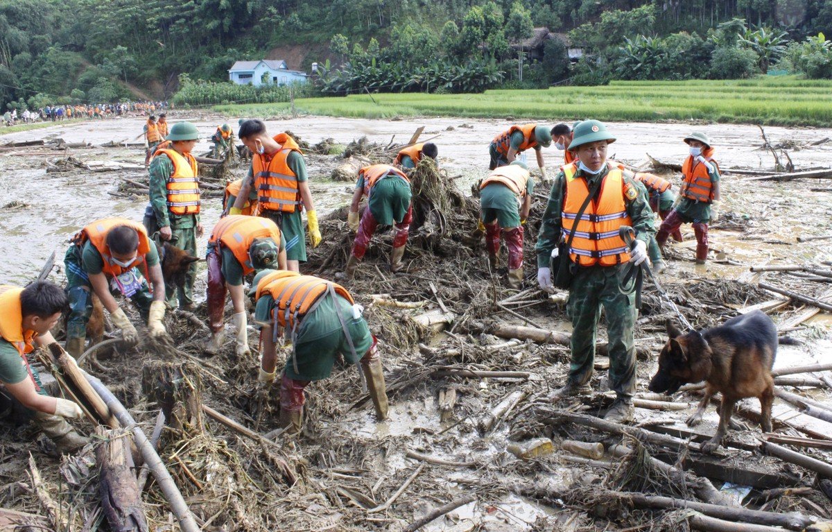 Binh nhì Trung đoàn 98 bật khóc khi phải rời Làng Nủ-4