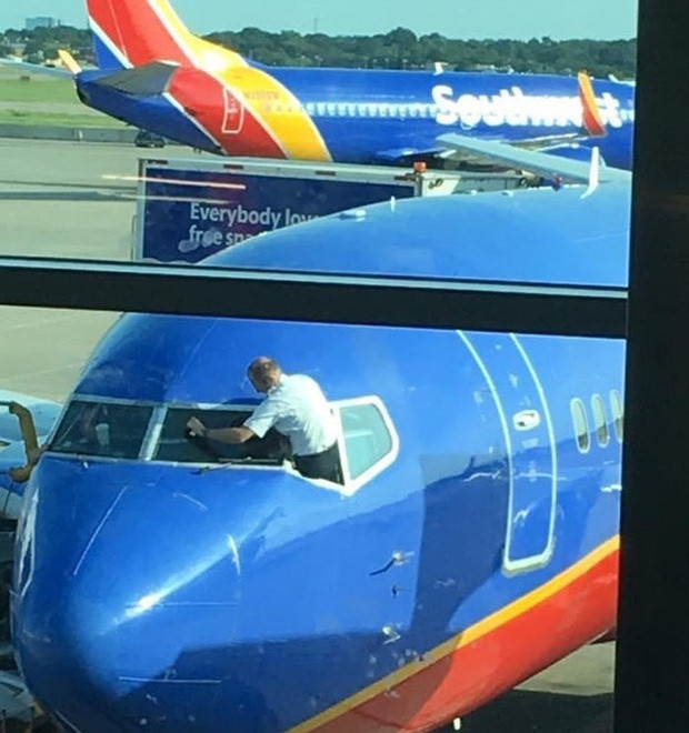 Phi công nhoài người ra ngoài lau kính máy bay khiến dư luận xôn xao-2