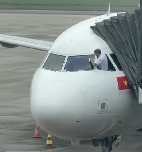 Phi công nhoài người ra ngoài lau kính máy bay khiến dư luận xôn xao-3