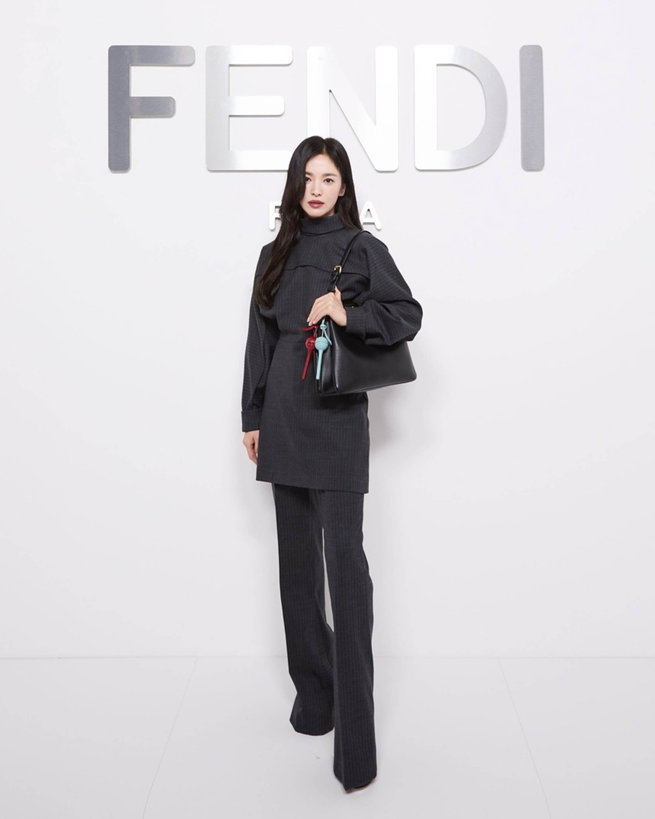 Tham khảo Song Hye Kyo cách diện đồ tối màu sang trọng-1