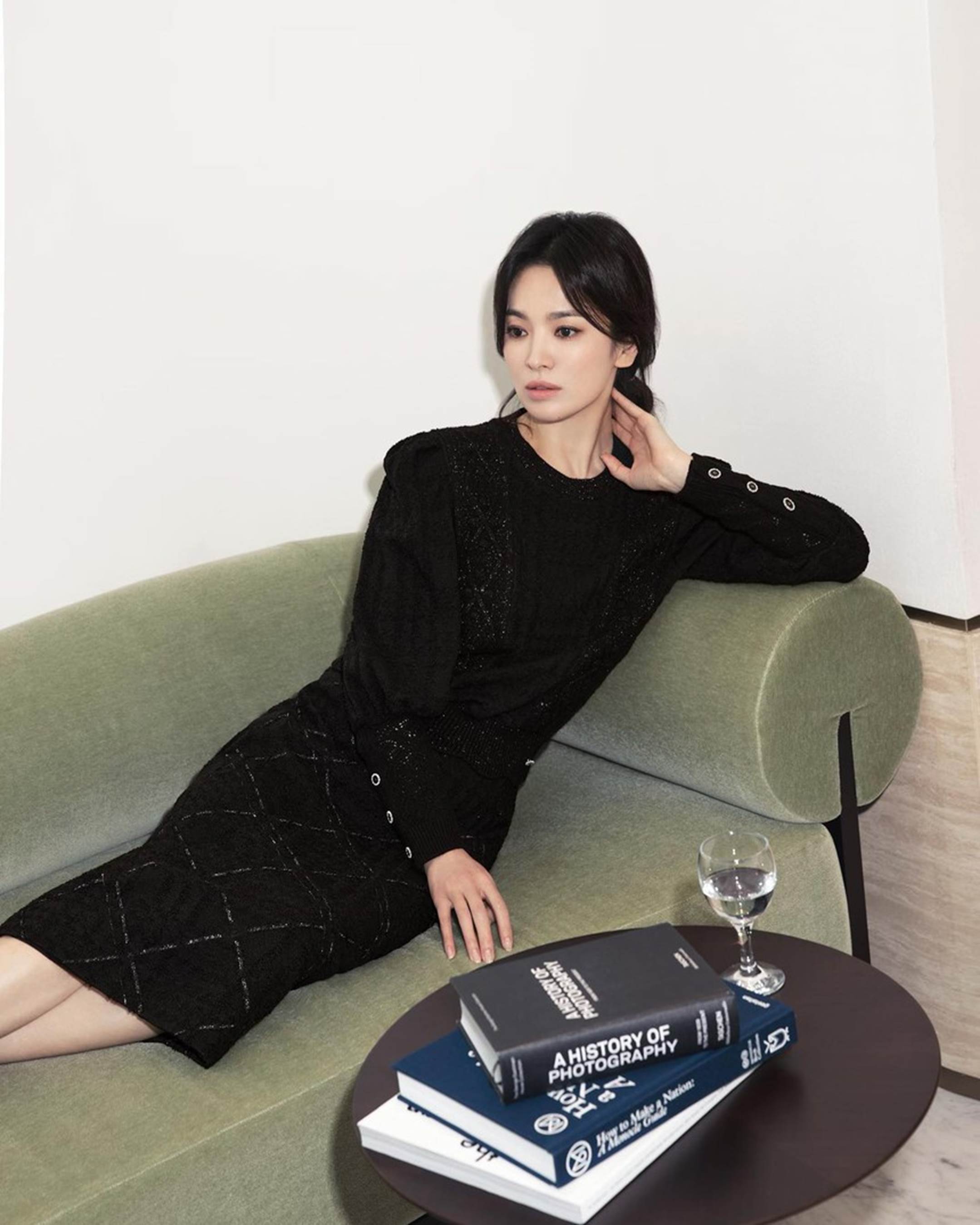 Tham khảo Song Hye Kyo cách diện đồ tối màu sang trọng-5