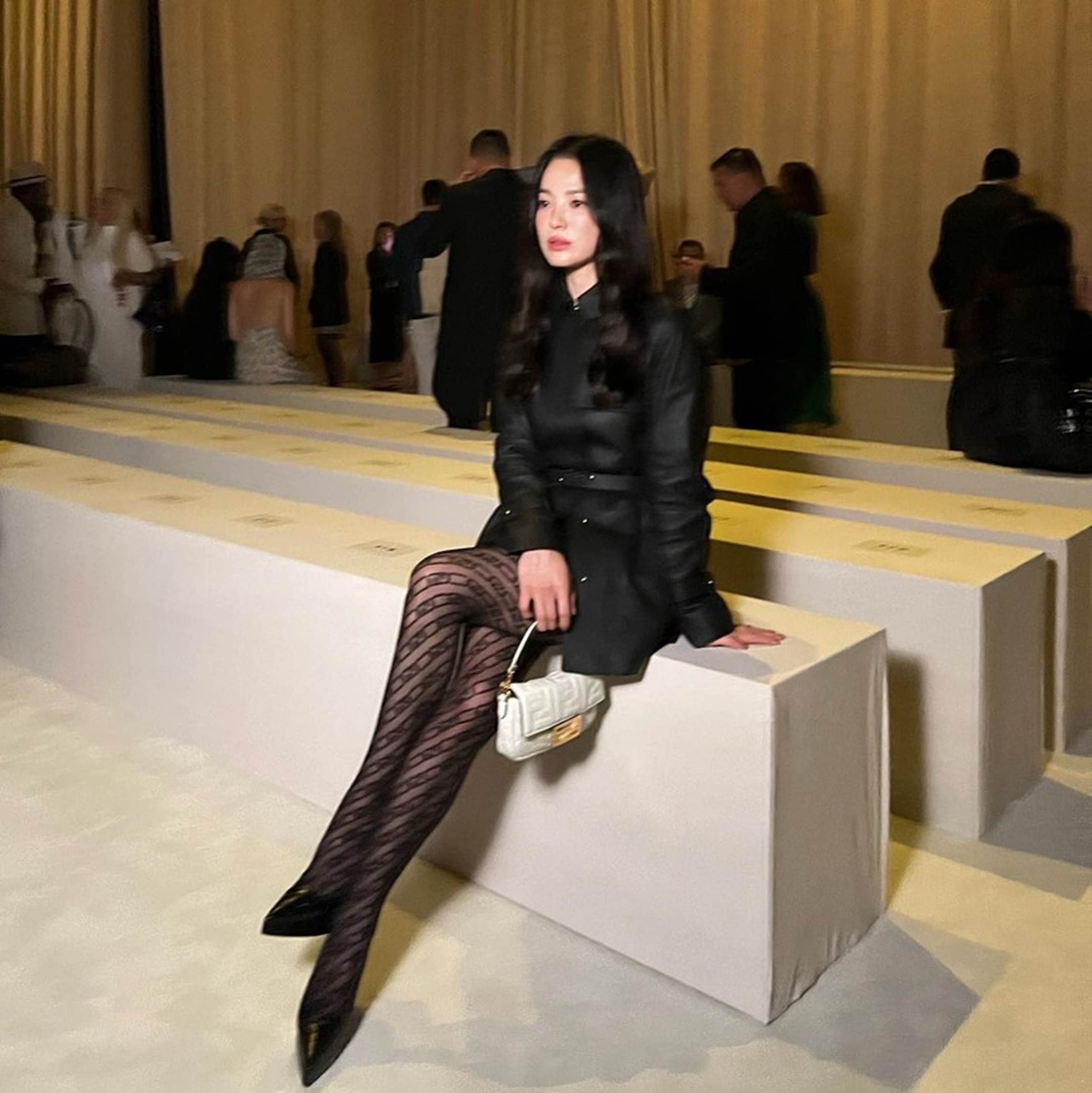 Tham khảo Song Hye Kyo cách diện đồ tối màu sang trọng-6