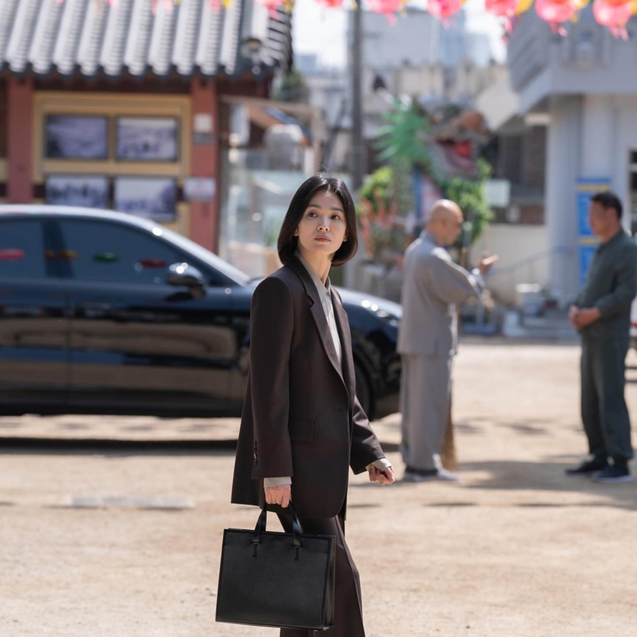 Tham khảo Song Hye Kyo cách diện đồ tối màu sang trọng-7