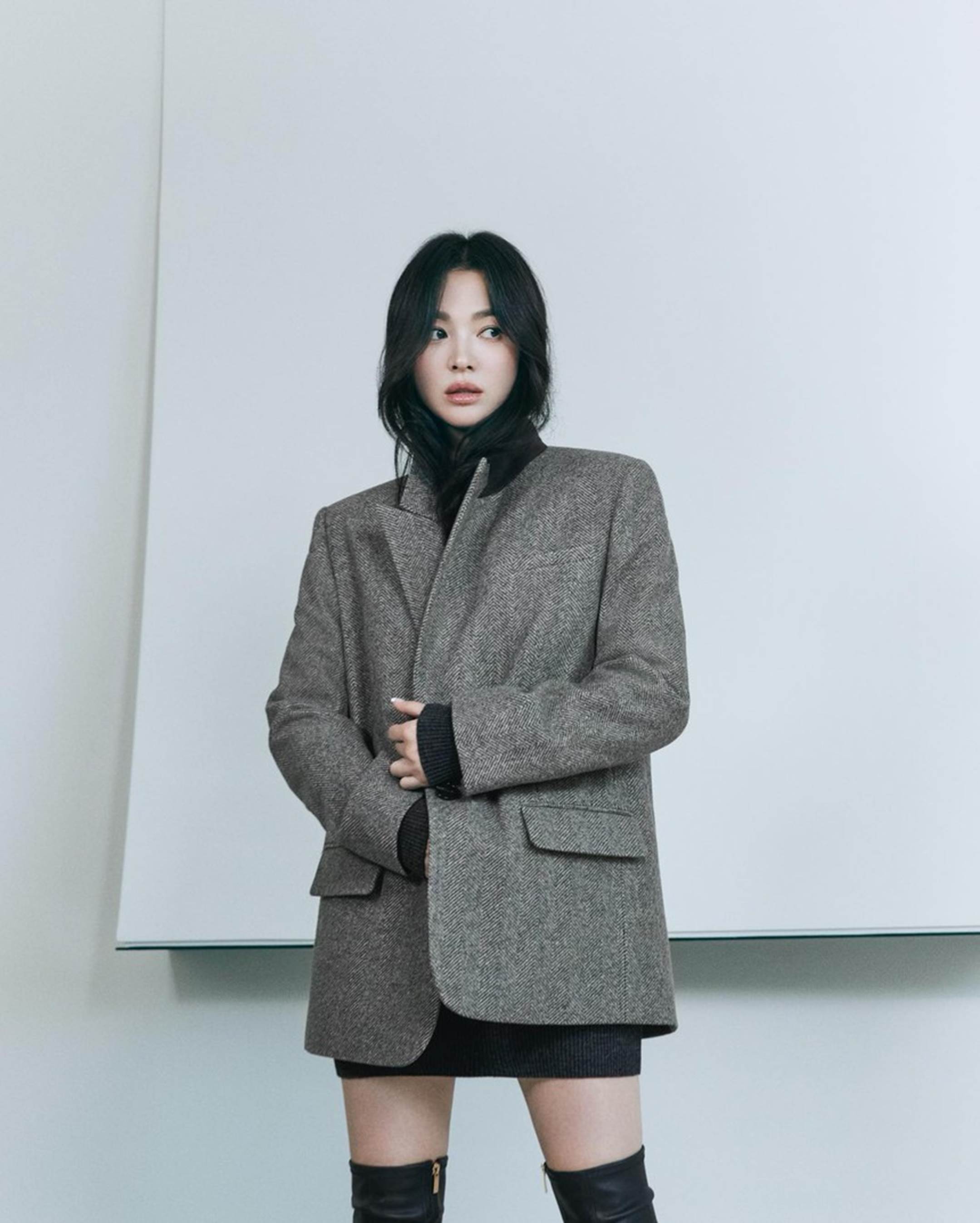 Tham khảo Song Hye Kyo cách diện đồ tối màu sang trọng-9