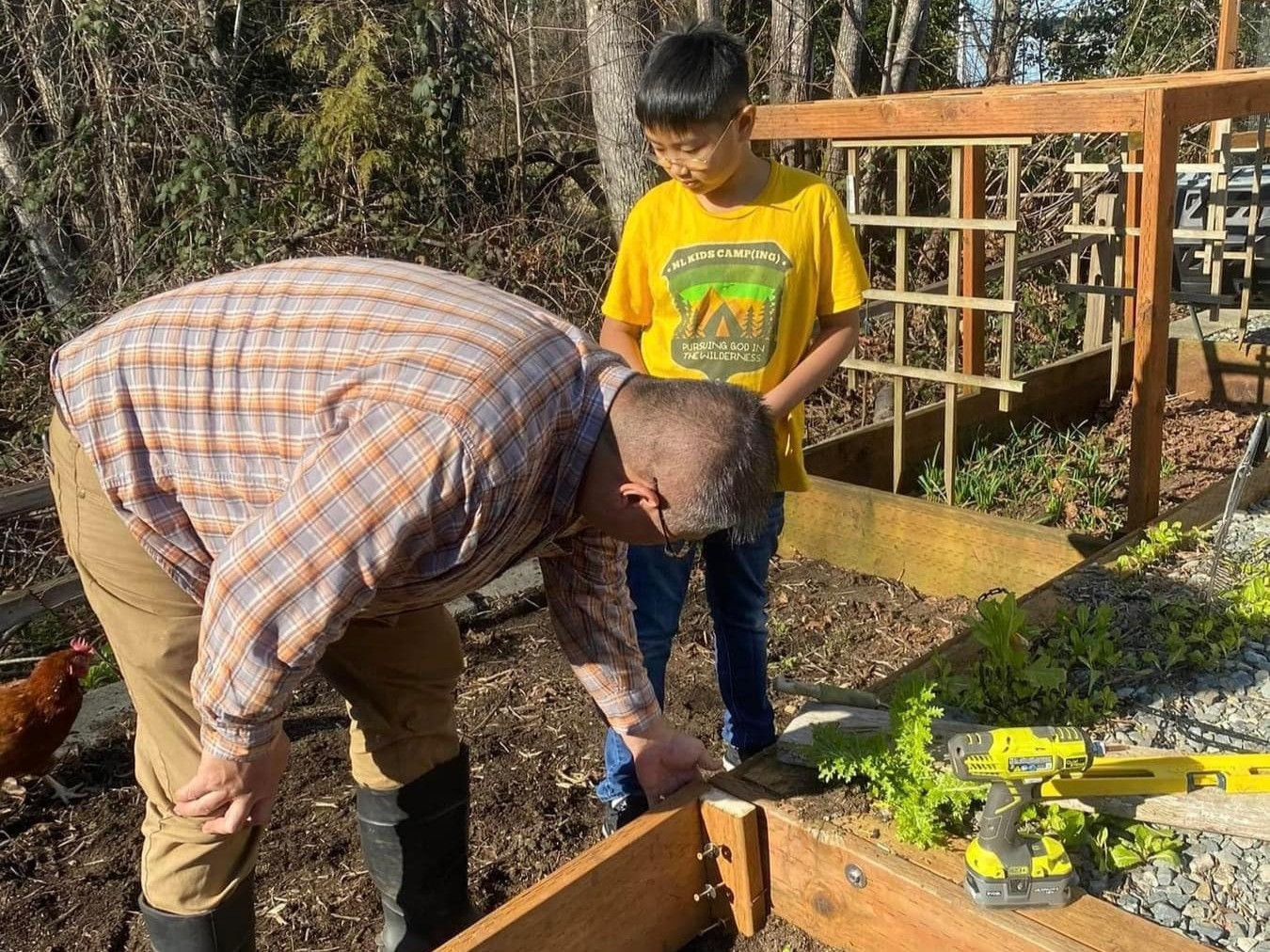 Vợ chồng Việt ở Mỹ biến đất hoang thành vườn hồng, dựng cổng hoa mơ ước-4