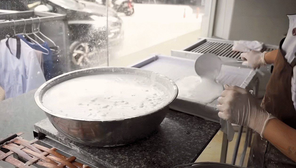 Đầu bếp Mỹ thử món phở kết hợp Nam – Bắc ở TPHCM, khen nức nở-5