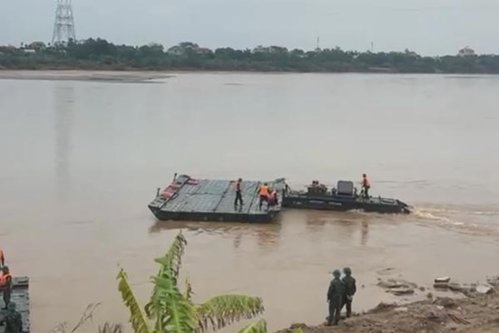 Tin mới vụ sập cầu Phong Châu: Thả phao khảo sát, thăm dò dòng chảy