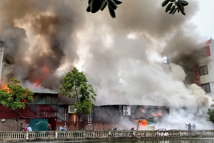 Khói lửa ngùn ngụt bao trùm xưởng gia công bao bì ở Hà Nội-1