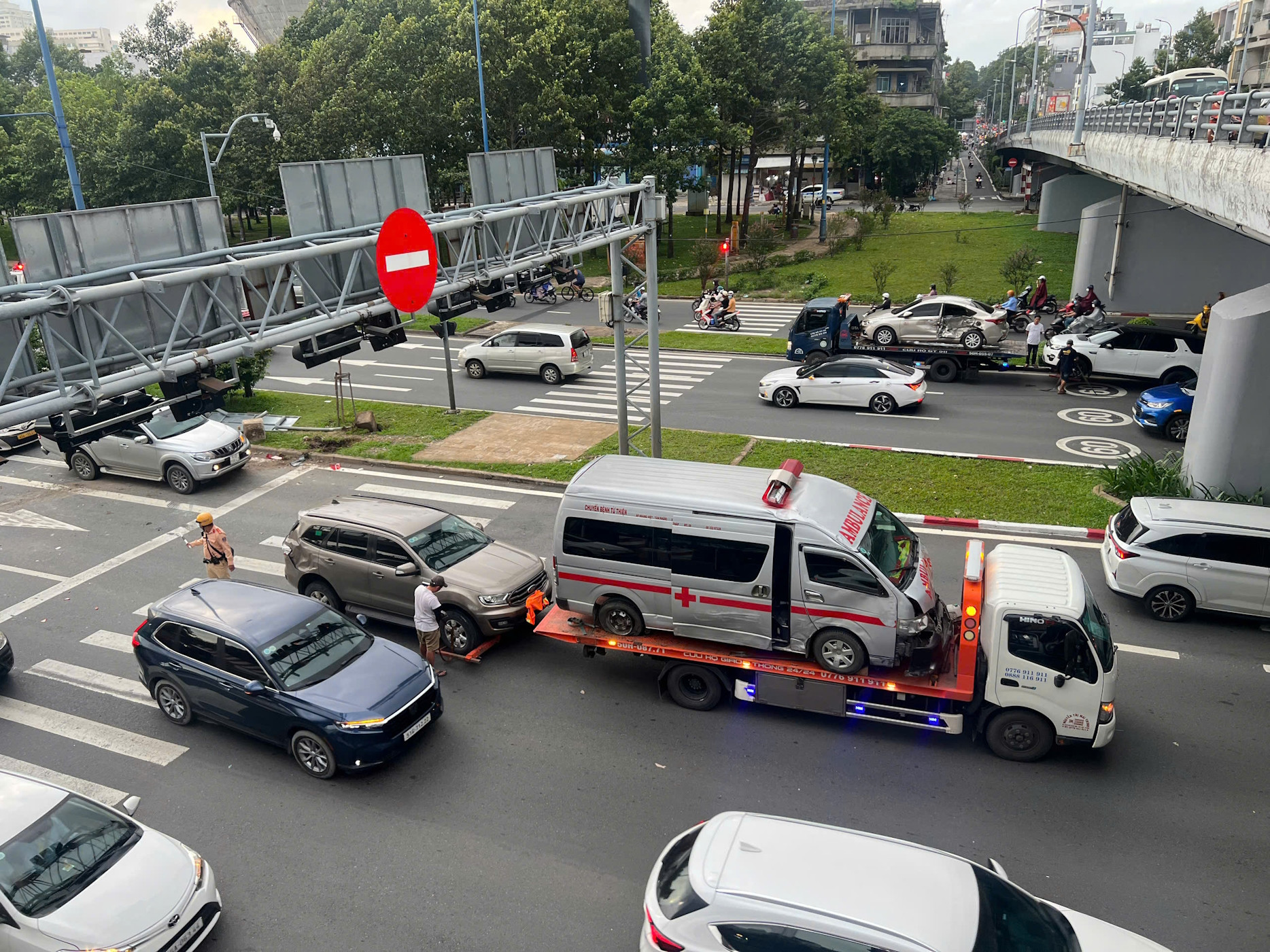 5 ô tô tông liên hoàn trên đại lộ ở TPHCM, ùn tắc kéo dài-3