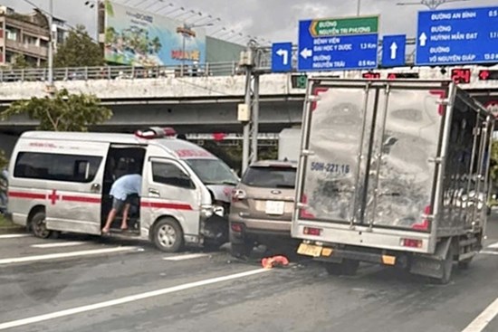 5 ô tô tông liên hoàn trên đại lộ ở TPHCM, ùn tắc kéo dài