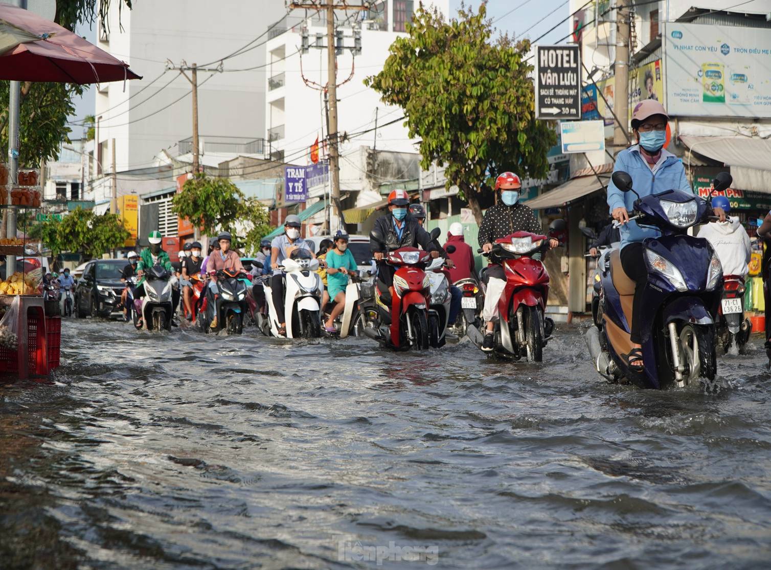 Triều cường dâng cao, đường phố ngập sâu, người dân TPHCM chật vật về nhà-1