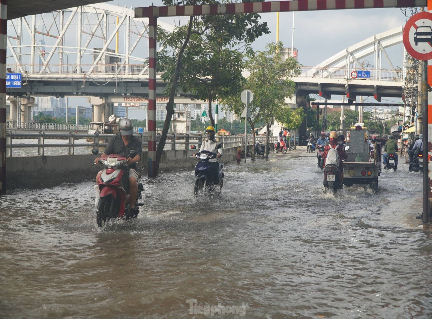 Triều cường dâng cao, đường phố ngập sâu, người dân TPHCM chật vật về nhà-2