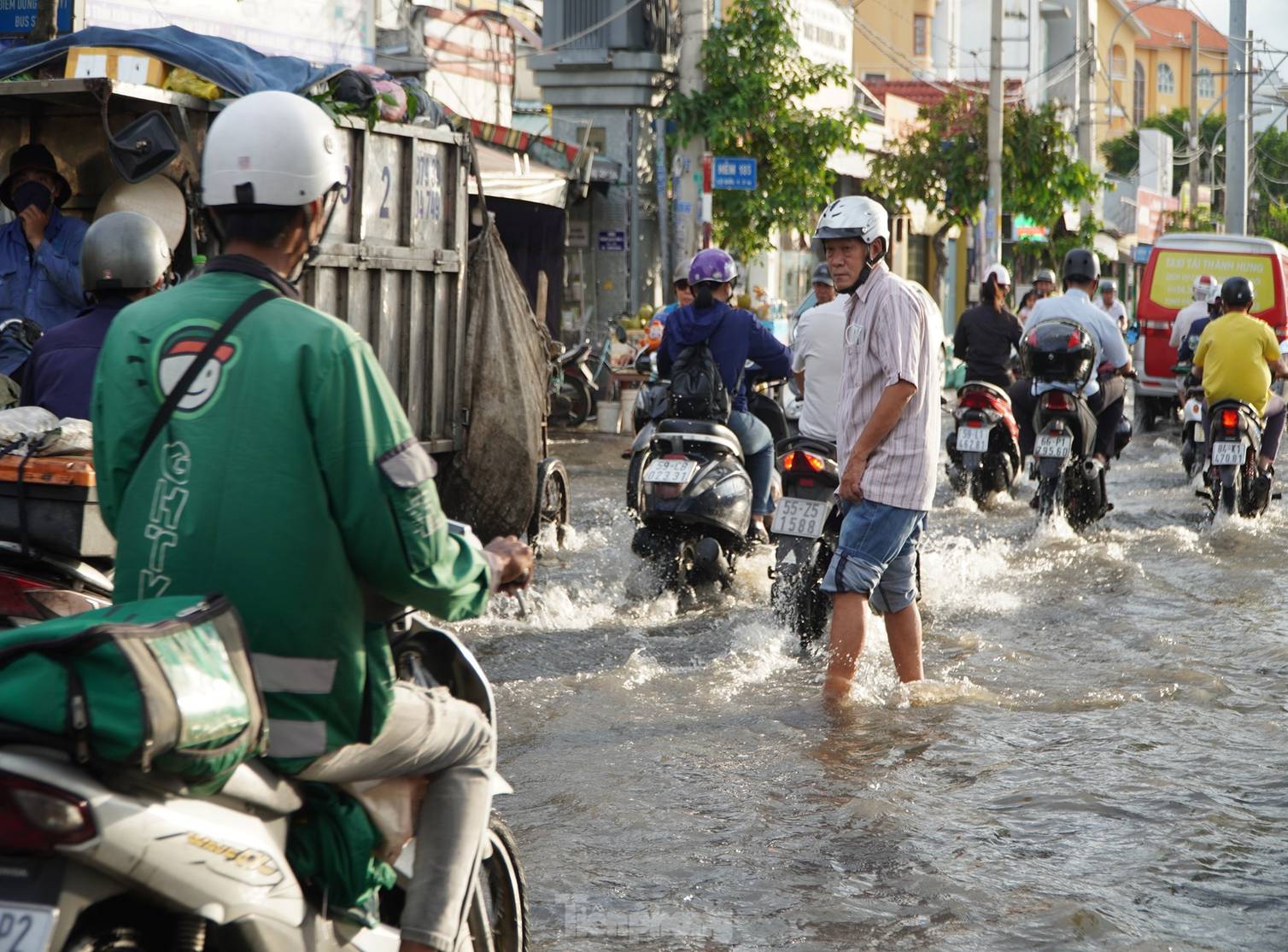 Triều cường dâng cao, đường phố ngập sâu, người dân TPHCM chật vật về nhà-7