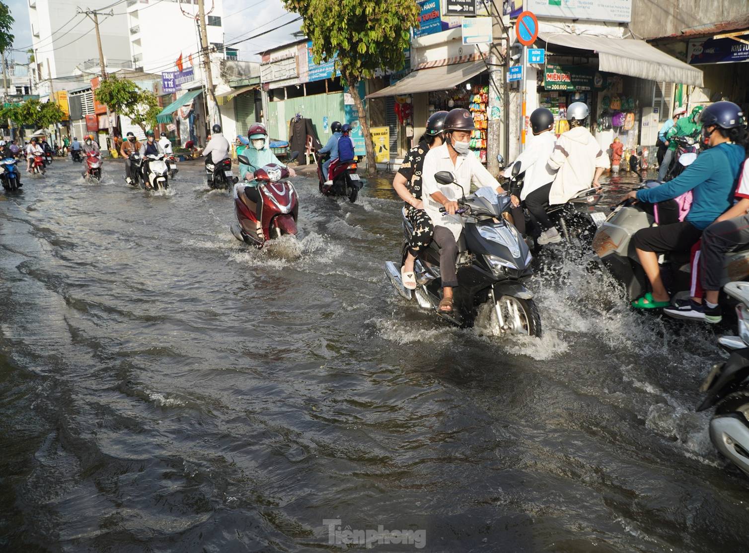 Triều cường dâng cao, đường phố ngập sâu, người dân TPHCM chật vật về nhà-10