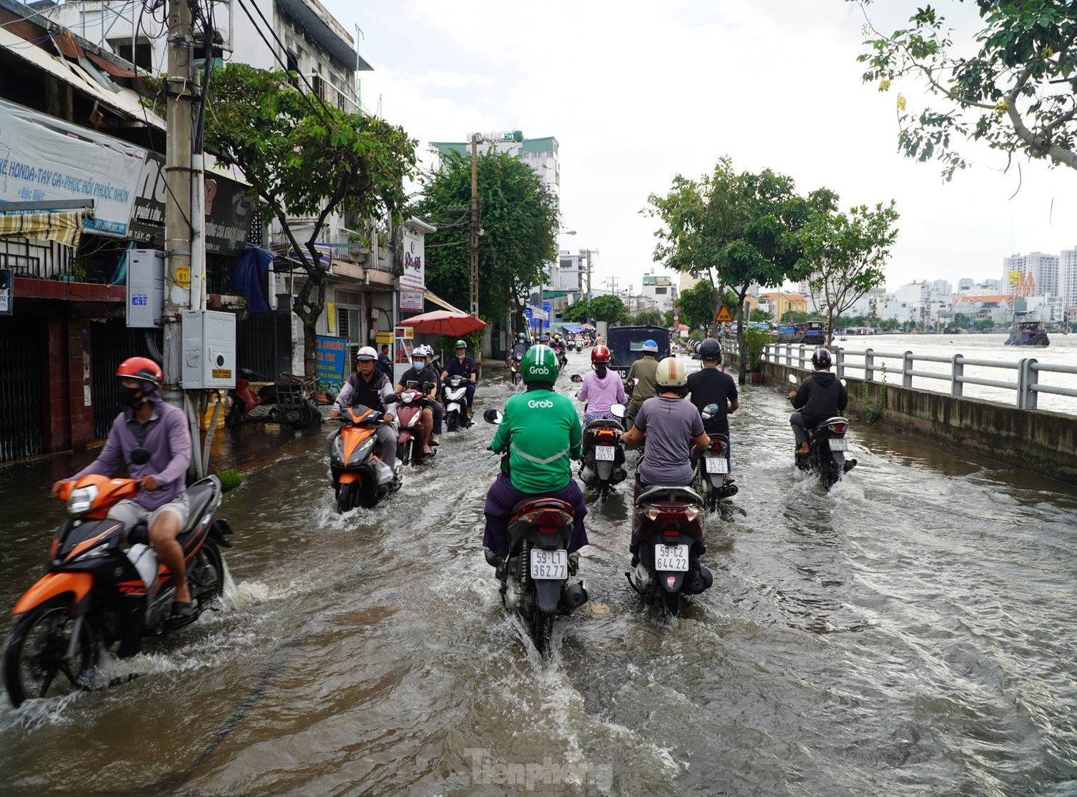 Triều cường dâng cao, đường phố ngập sâu, người dân TPHCM chật vật về nhà-11