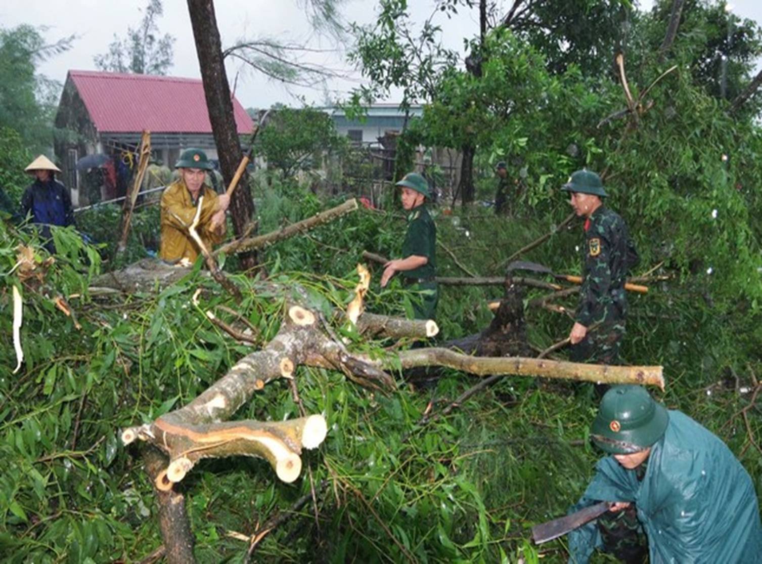 Thêm nhiều nhà dân ở Hà Tĩnh bị lốc xoáy cuốn tốc mái do bão số 4-3