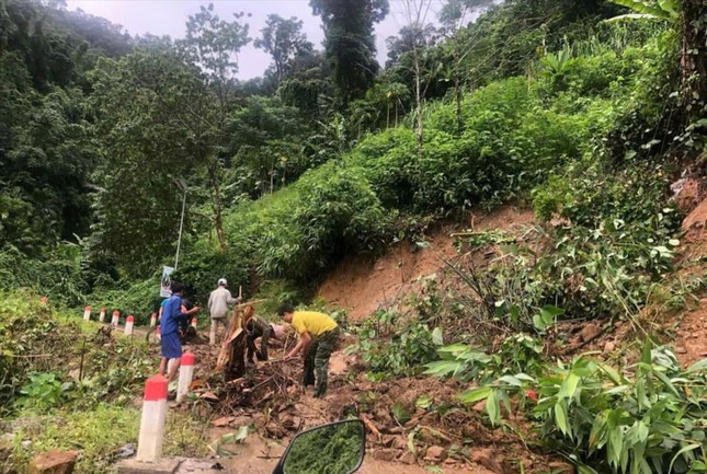 Bão số 4 suy yếu thành áp thấp: Lo sạt lở đất-1