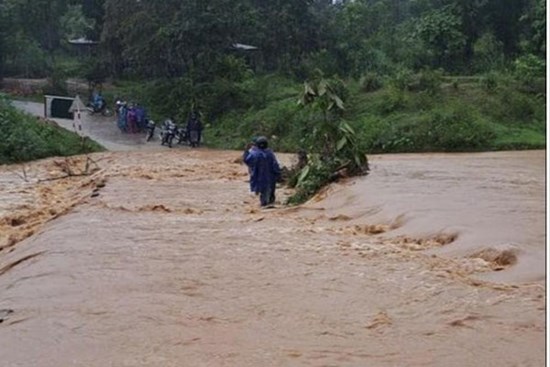 Bão số 4 suy yếu thành áp thấp: Lo sạt lở đất