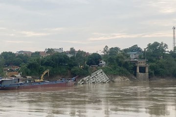 Trục vớt ô tô tải bị đắm trong vụ sập cầu Phong Châu