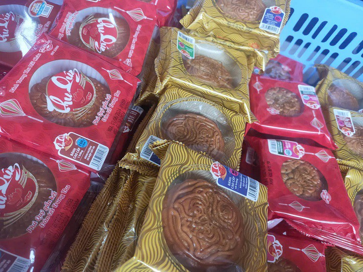 Hậu trung thu: Bánh nướng bánh dẻo đại hạ giá xuống phố, chỉ từ 10 nghìn đồng/chiếc-2
