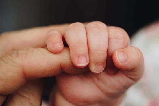 Bé trai 4 tháng tuổi bị nghẹn đờm, phản ứng của nữ bảo mẫu gây bức xúc