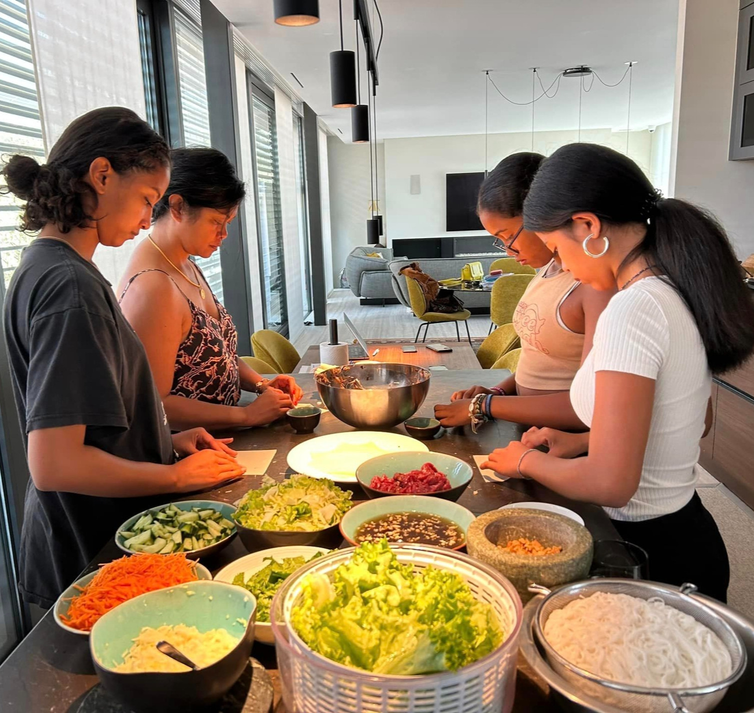 Nàng dâu Việt bán phở bò ở Thụy Sĩ giá 500.000 đồng/bát, 4 năm mua vài mảnh đất-4