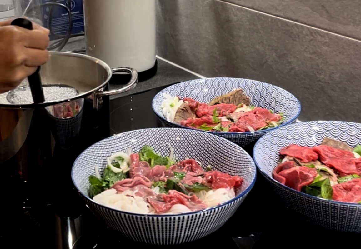 Nàng dâu Việt bán phở bò ở Thụy Sĩ giá 500.000 đồng/bát, 4 năm mua vài mảnh đất-6