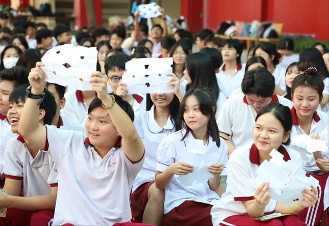 Có nên cấm học sinh dùng điện thoại trong trường?-1