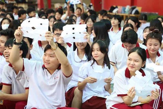 Có nên cấm học sinh dùng điện thoại trong trường?