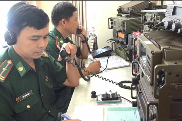 Triều cường từ tờ mờ sáng, người dân TP.HCM vật lộn giữa biển nước-19